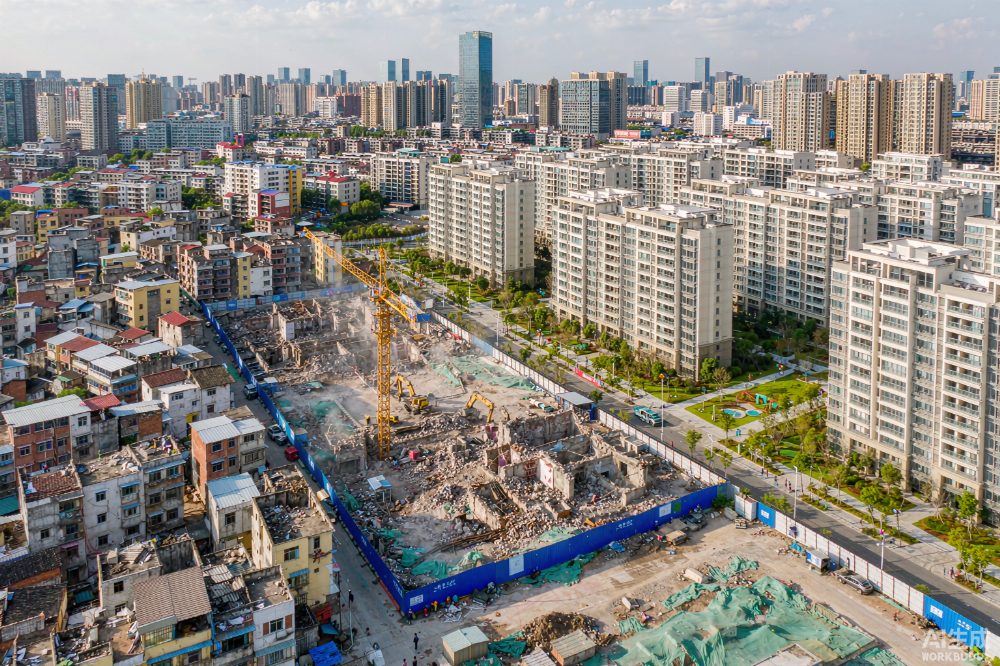漢口老城區(qū)更新：拆遷工地與新建住宅并存